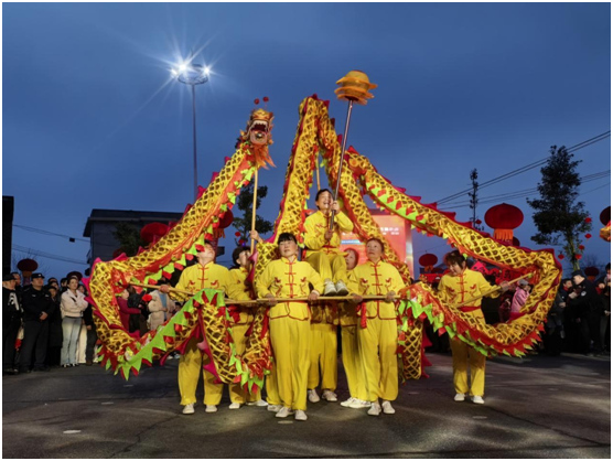 舞龍表演。劉曉聰攝