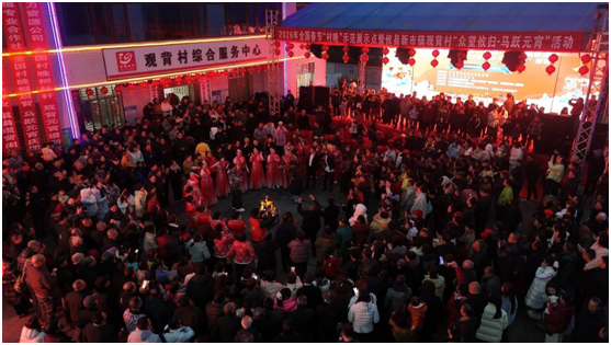 眾人圍繞篝火載歌載舞 。宋創意攝