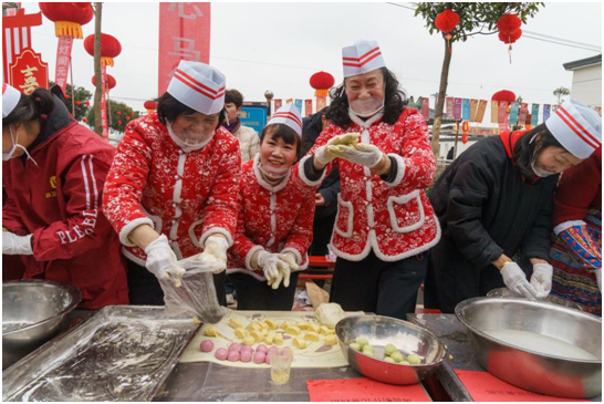 包湯圓比賽如火如荼。陳敬攝