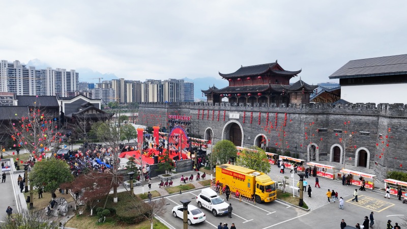 电力员工在古城门口安排了保电车辆。受访单位供图