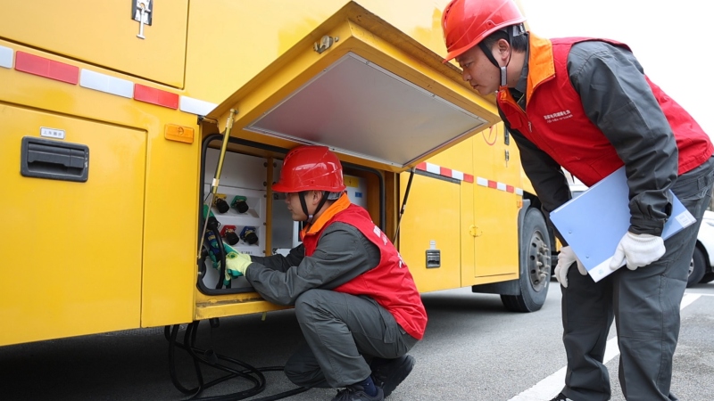 电力员工对设备进行调试。受访单位供图