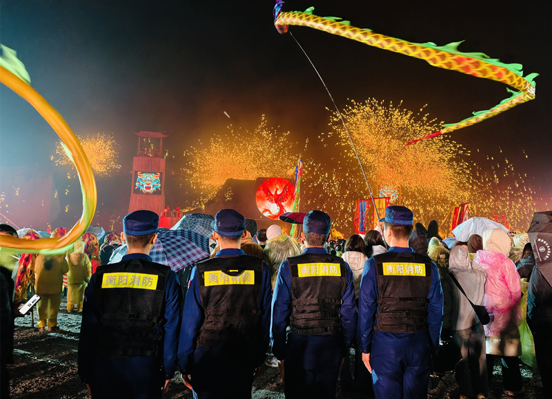 消防員在元宵節活動現場值守。衡陽消防供圖