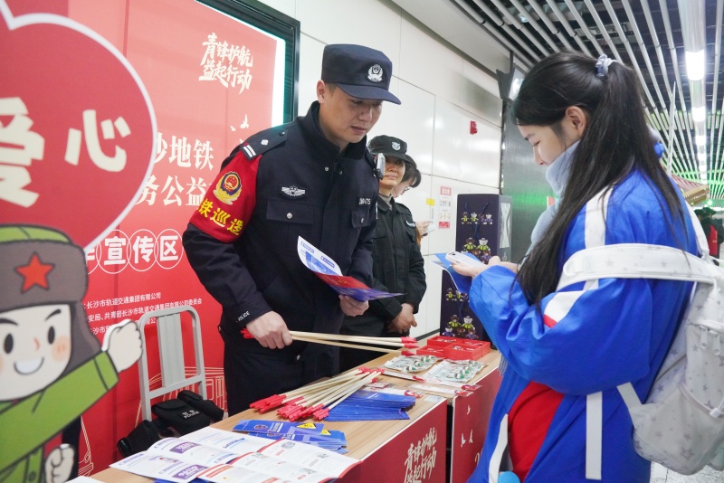 民輔警進行反詐宣傳。受訪單位供圖
