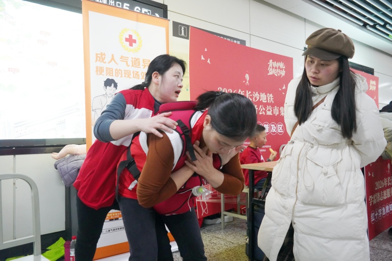 現場演示急救方式。受訪單位供圖