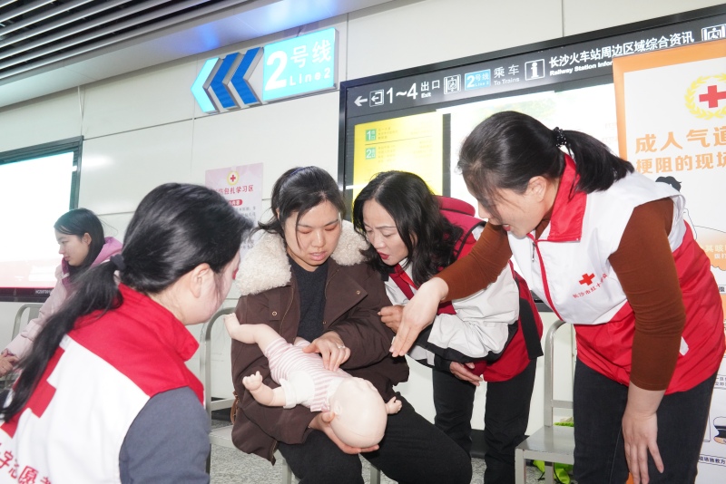 小孩異物急救實操演練。受訪單位供圖