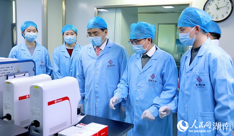 戴立忠（左三）與技術人員查看監測數據。人民網記者 林洛頫攝