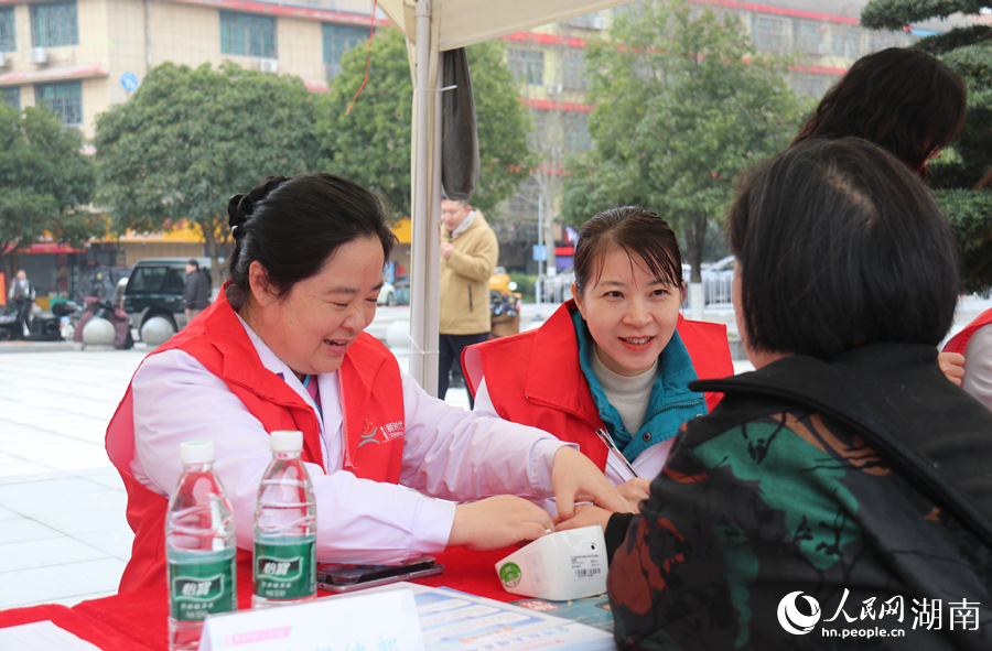 雷鋒志願者開展義診。人民網記者 劉賓攝