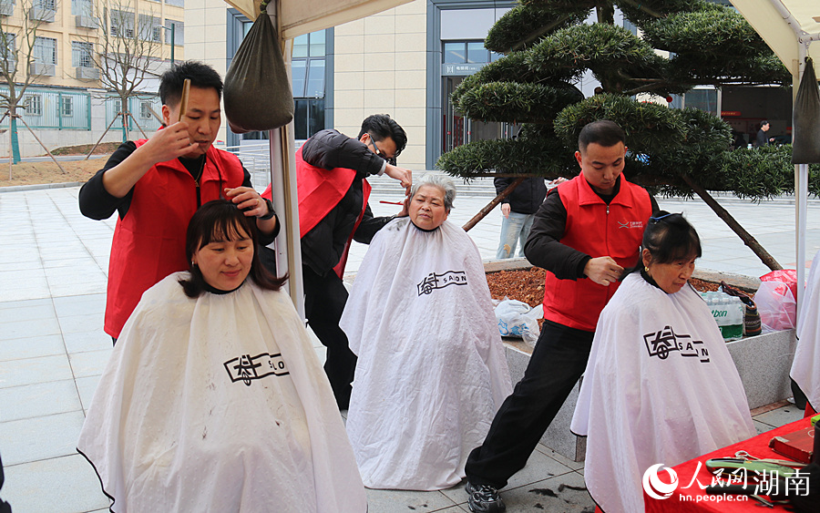 雷鋒志願者為群眾免費理發。人民網記者 劉賓攝