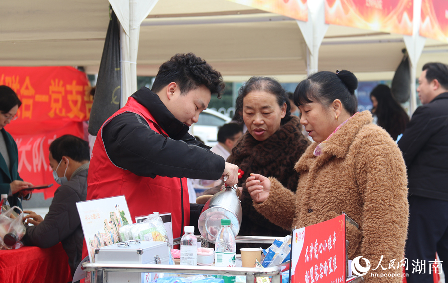 雷鋒志願者開展便民服務。人民網記者 劉賓攝