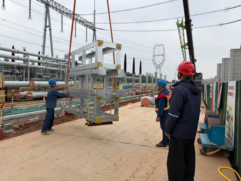 3月4日，現場安全質量員在湖南長沙縣500千伏變電站新建工程對貨物轉運作業進行安全監督。 金世財攝