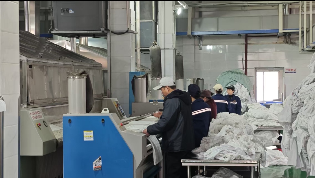 布草熨平作業。伍洲攝