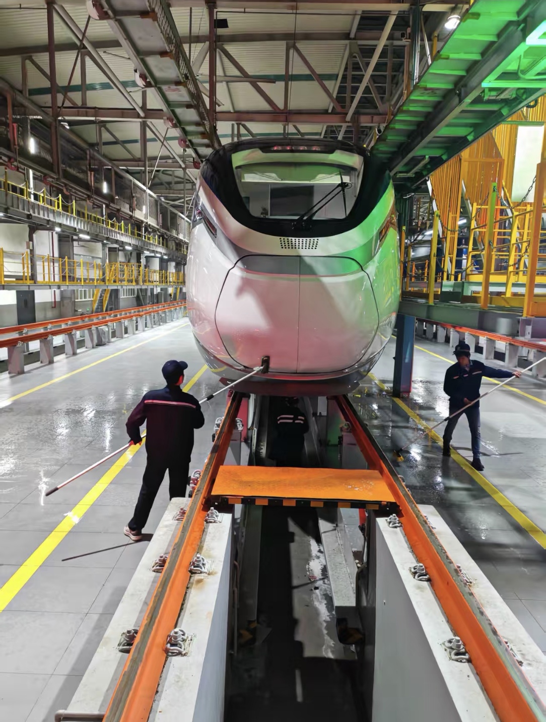 列車外觀清洗。伍洲攝