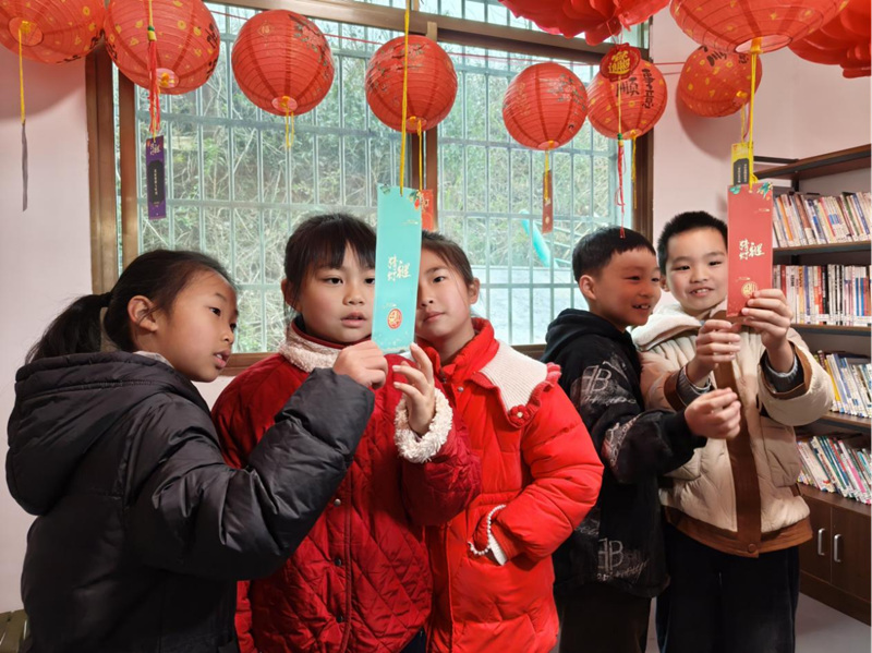孩子们在“堂屋里”猜灯谜，过元宵。受访单位供图