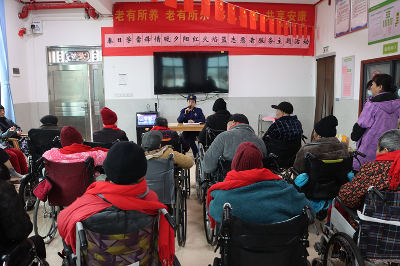 為老人講解消防安全知識。衡陽消防供圖