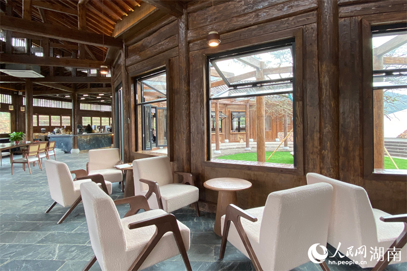 “櫻花+咖啡”，解鎖了春日游玩新方式。人民網記者 吳茜薇攝