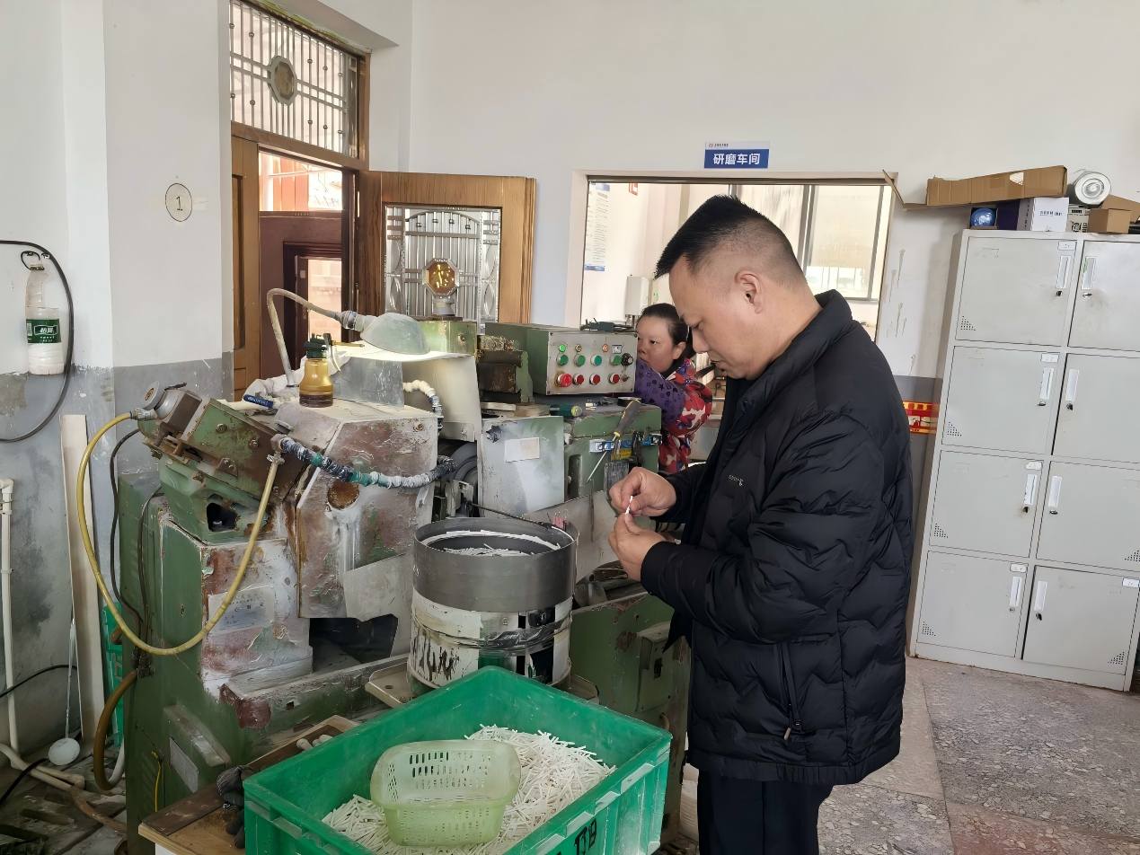 乡党委书记邹志斌深入生产车间。单位供图