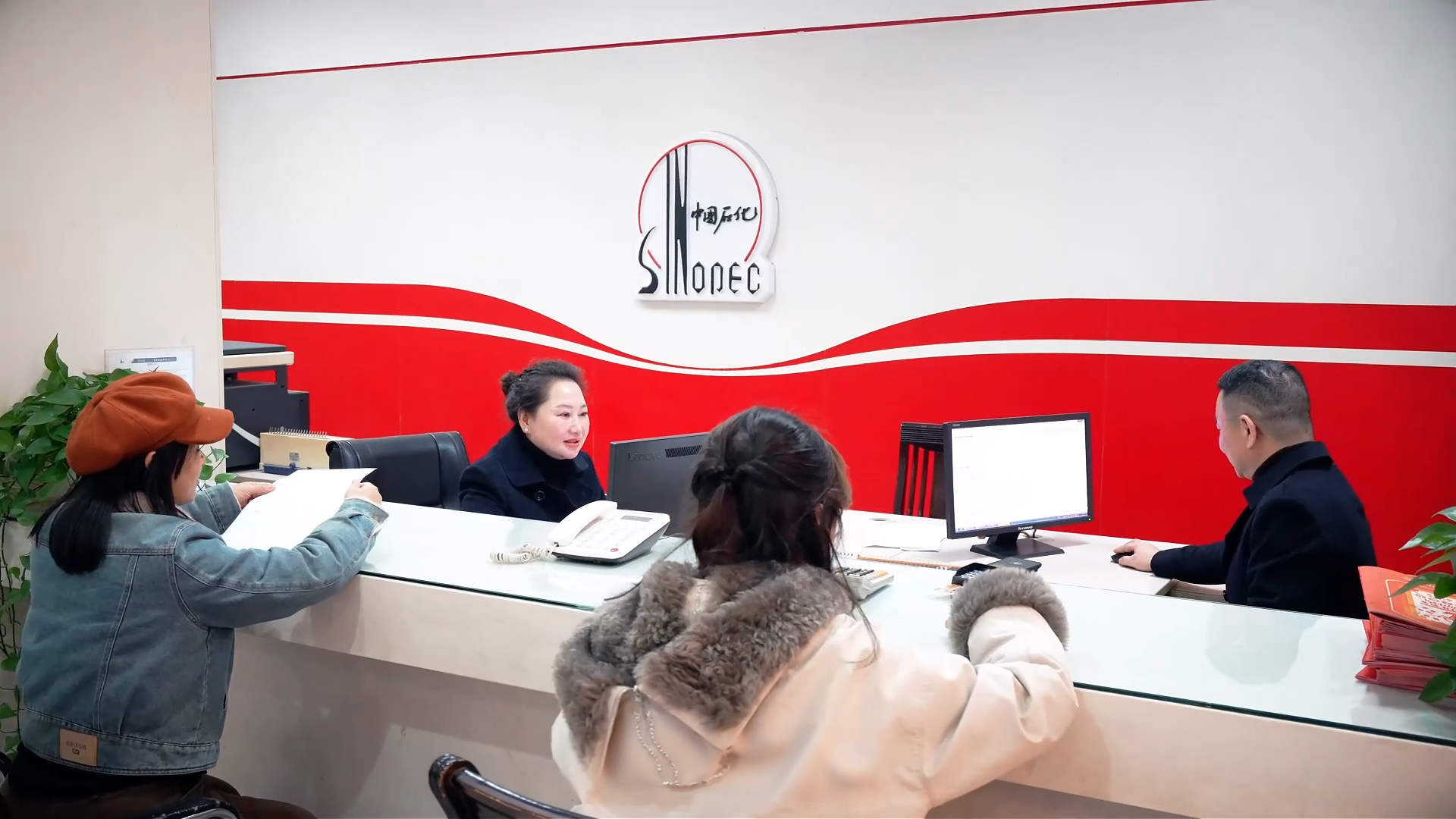 客户到衡阳石油直分销网点办理业务（单位供图）