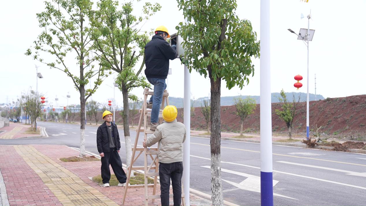 工作人员对园区内的监控设备进行调试。受访单位供图