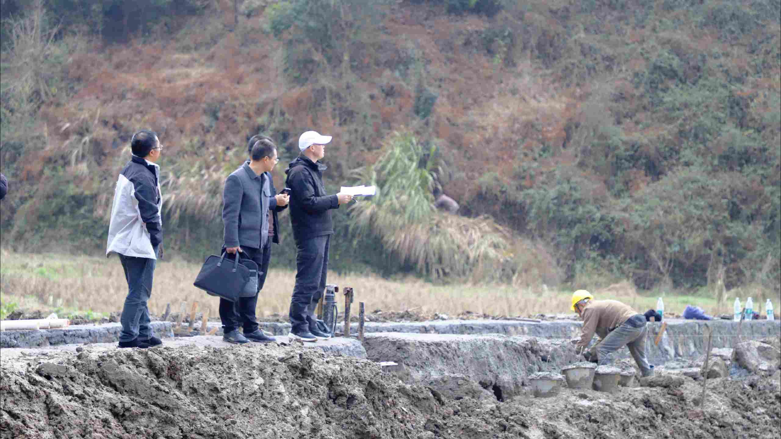 纪检监察干部在高标准农田建设的田间地头(单位供图)