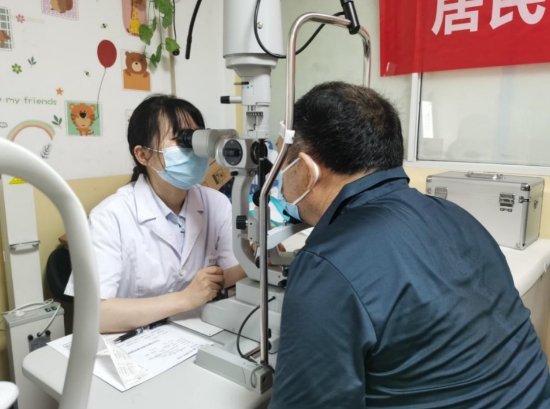 科室医生下基层开展青光眼筛查。受访单位供图