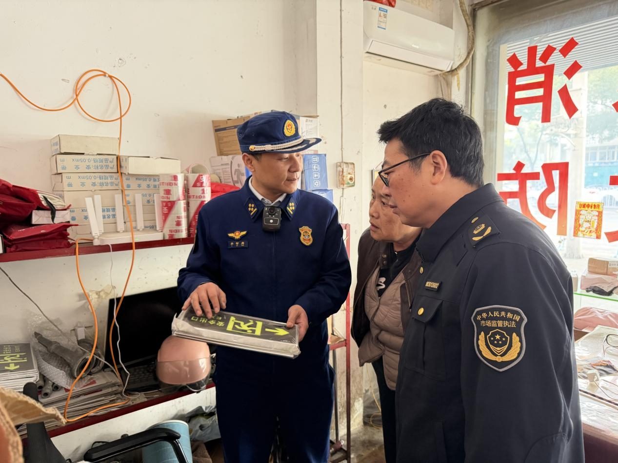 消防監督員在開展消防產品專項檢查（單位供圖）