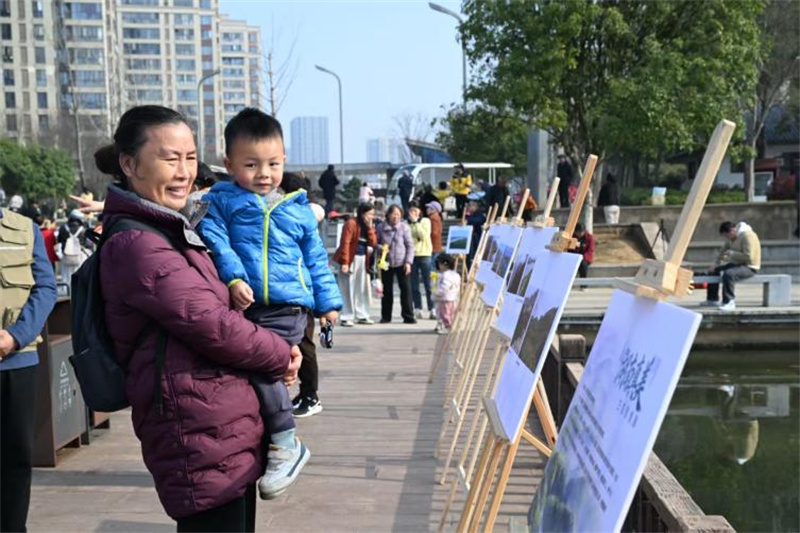 市民在觀看“生態影像展”。郭立亮攝