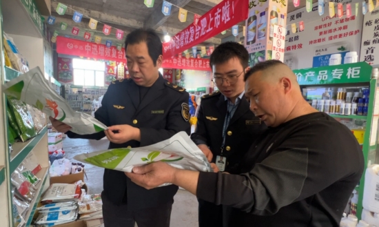 执法人员在农资店开展检查。陈平成摄