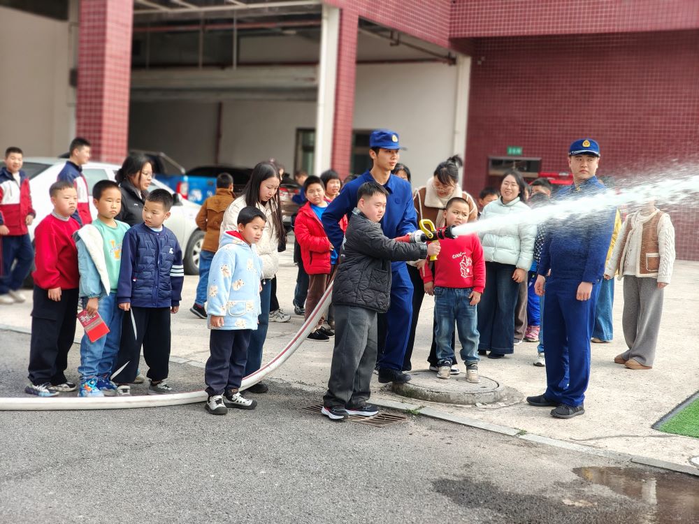 體驗水槍出水（單位供圖）