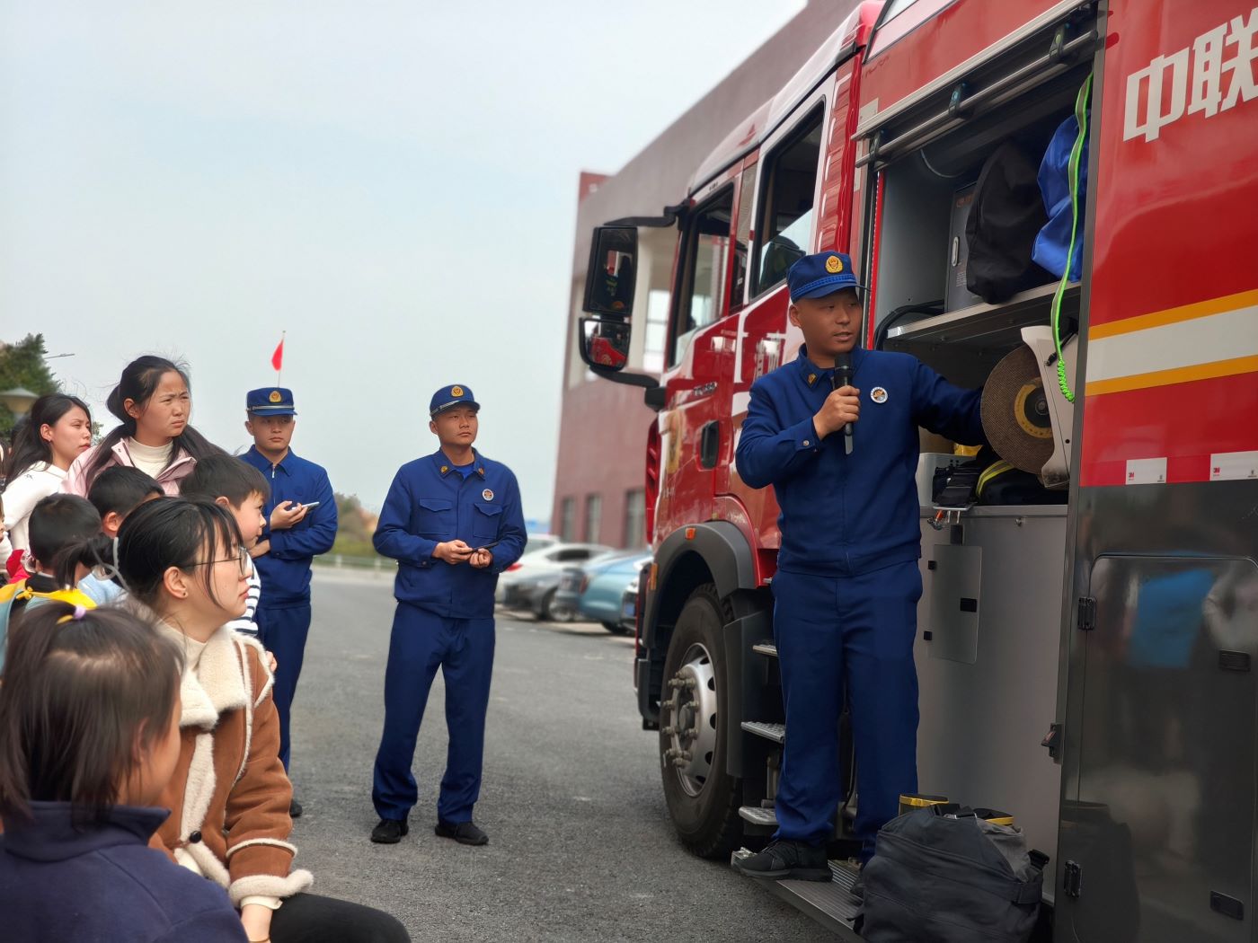 參觀消防車輛和器材裝備（單位供圖）