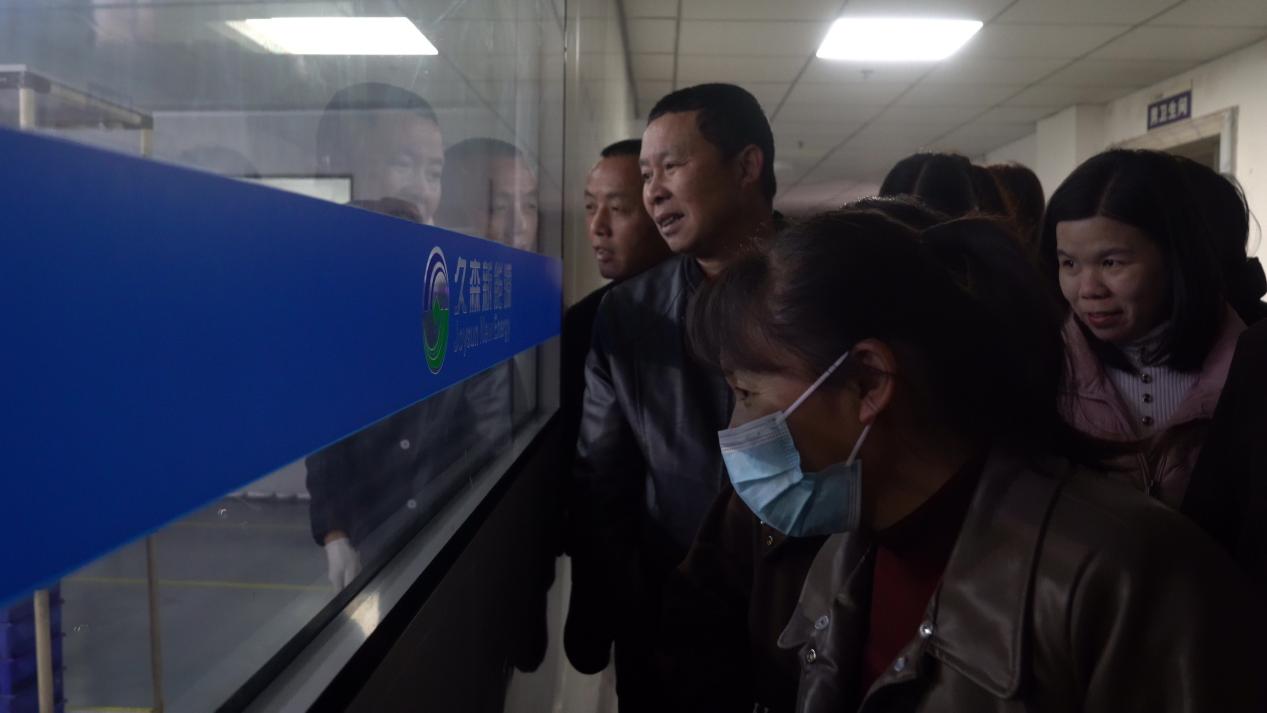 求职者们正在工厂实地参观。受访单位供图