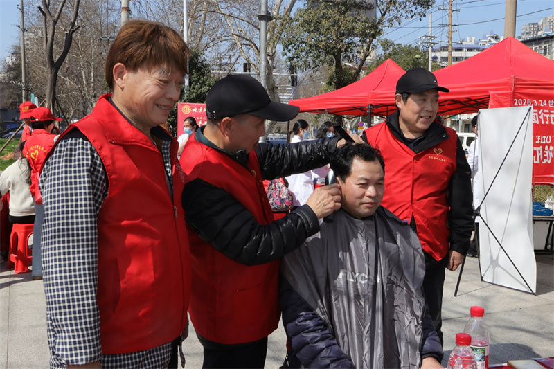 義務剪發活動。田青攝