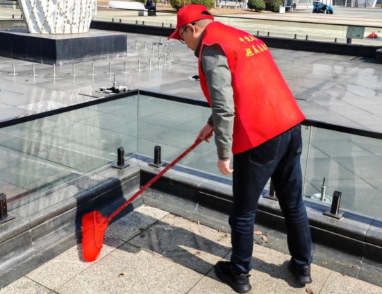 志愿者在进行打扫。受访单位供图