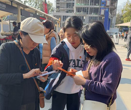 志愿者协助游客完成线上预约。单位供图