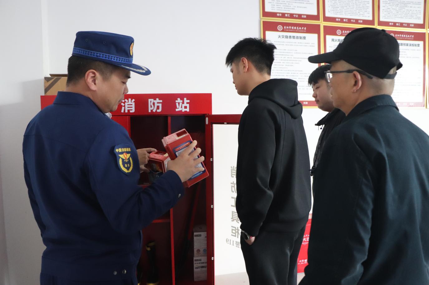 消防監督員檢查微型消防站消防產品質量（單位供圖）