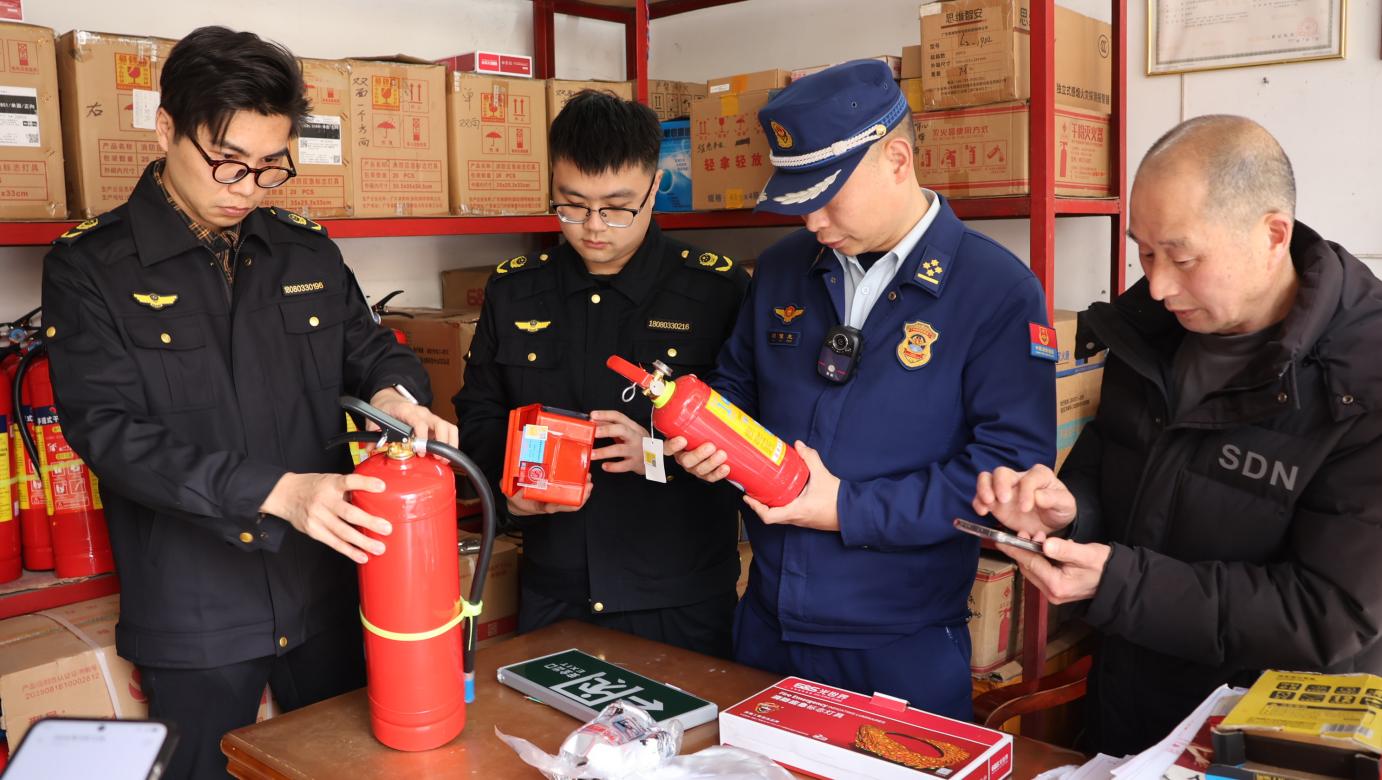 消防監督員聯合市場監管部門檢查消防產品經銷店消防產品質量（單位供圖）