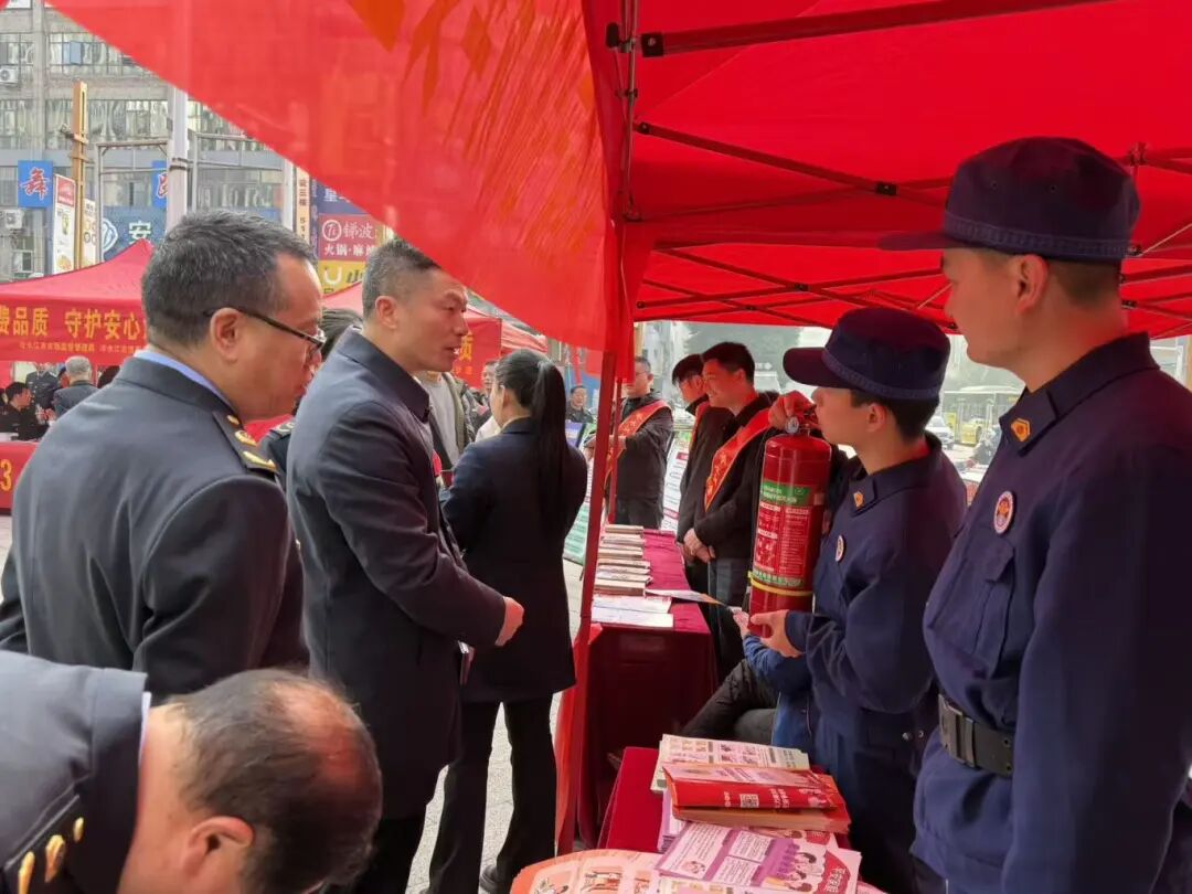 冷水江市消防救援局开展消防产品科普宣传活动(单位供图)