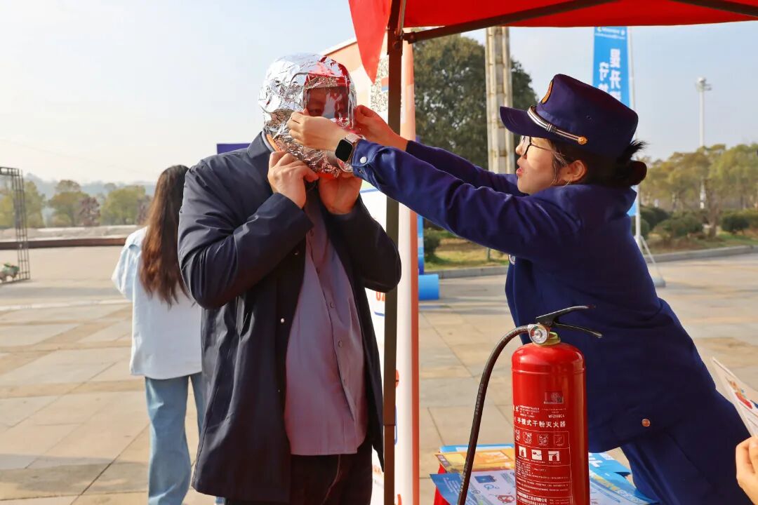 娄底市消防救援局在孙水公园开展消防产品科普宣传活动(单位供图)