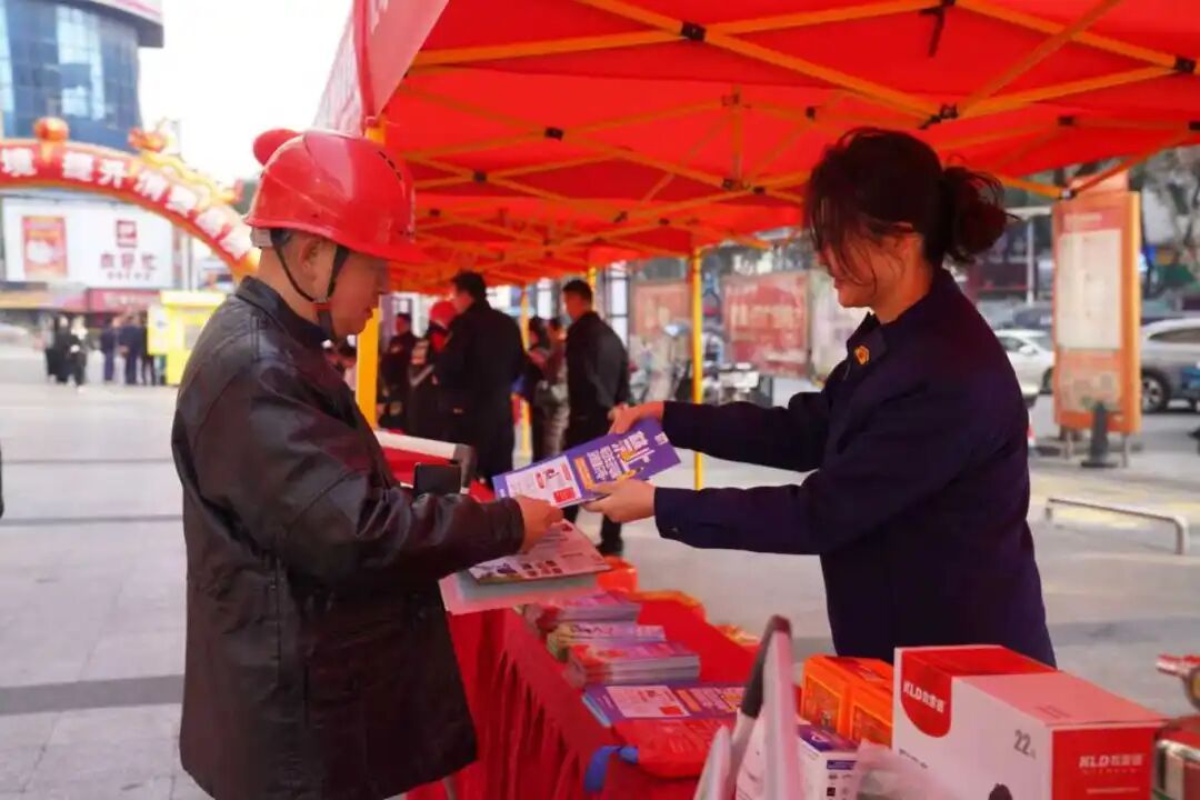娄星区消防救援局联合区市场监管局于举办主题宣传活动（单位供图）