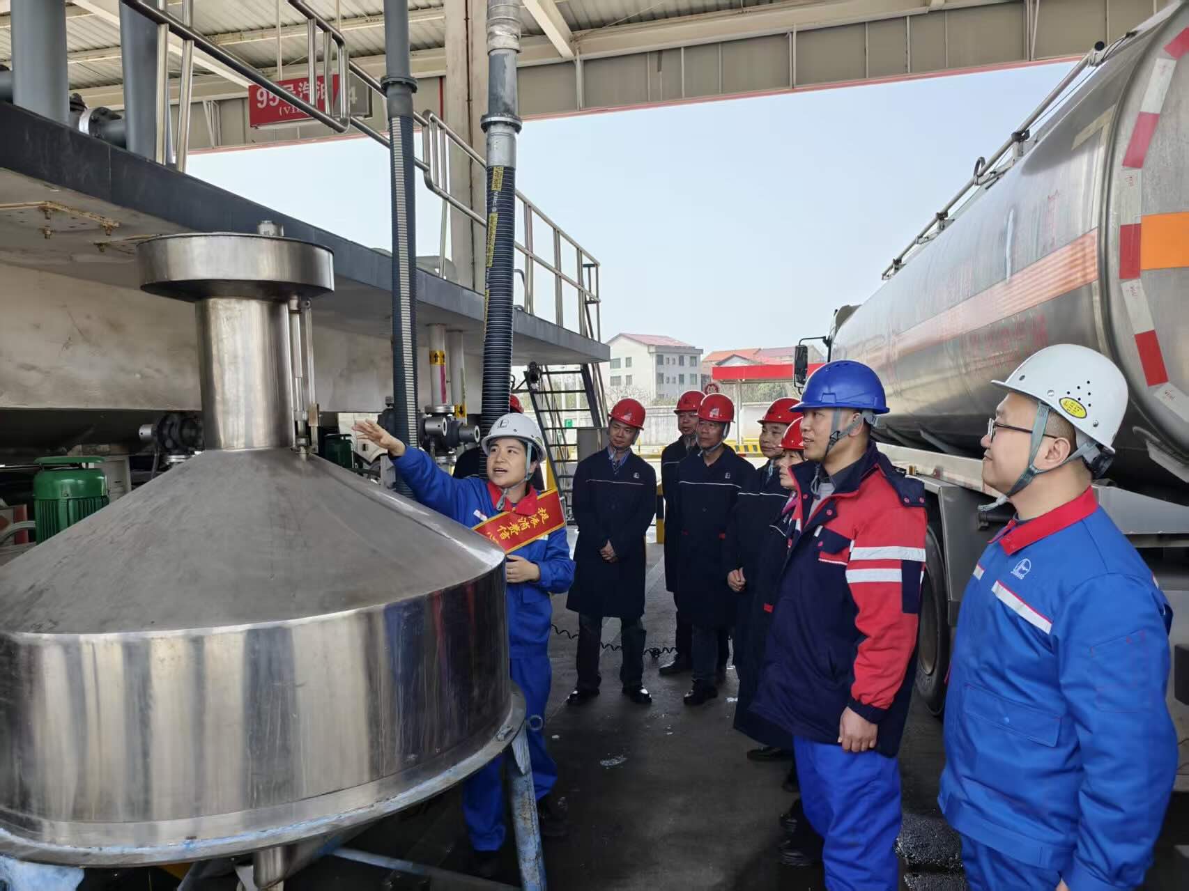 工作人员讲解油库计量流程。单位供图