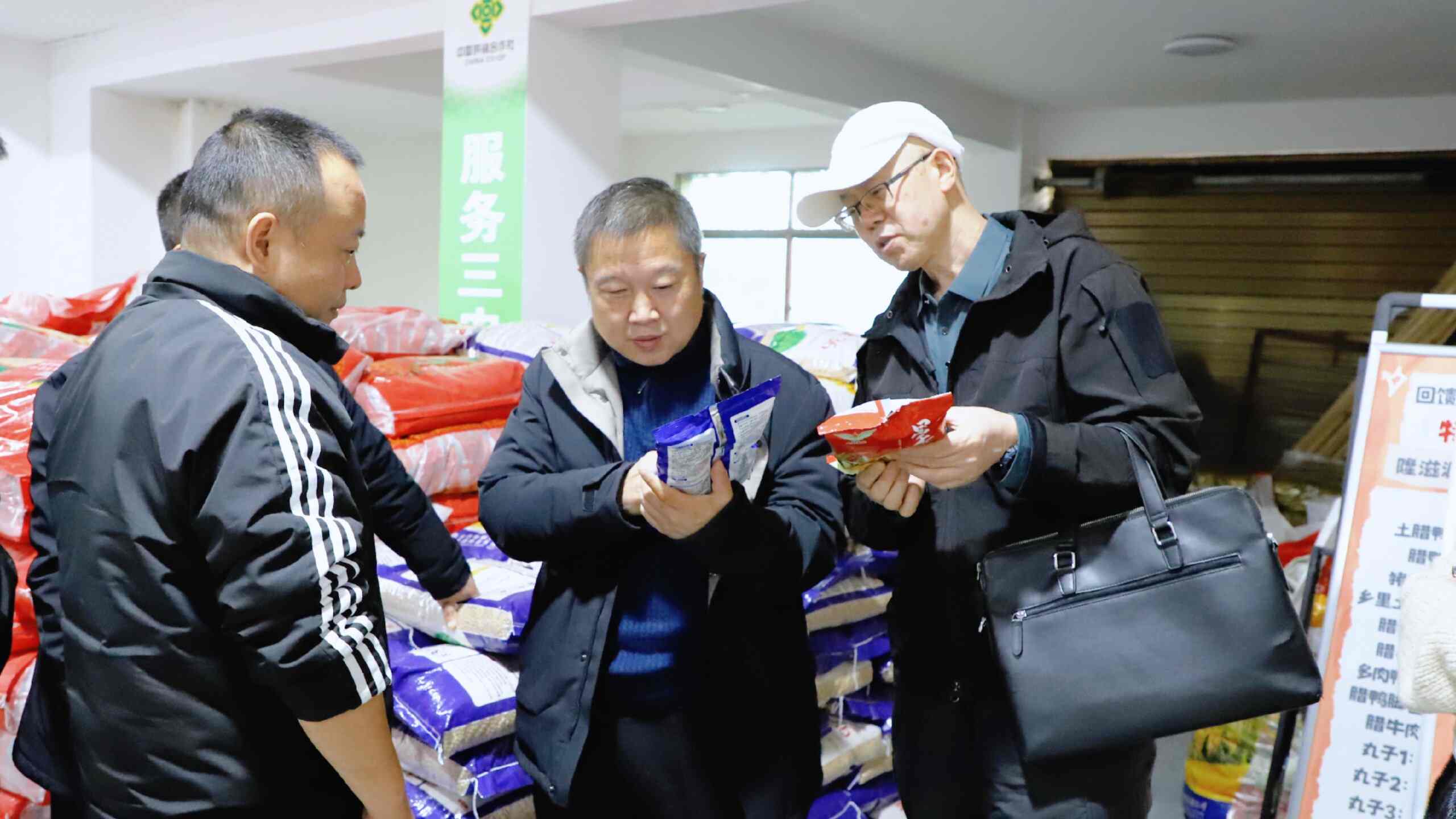 纪检监察干部在农资店监督走访（单位供图）