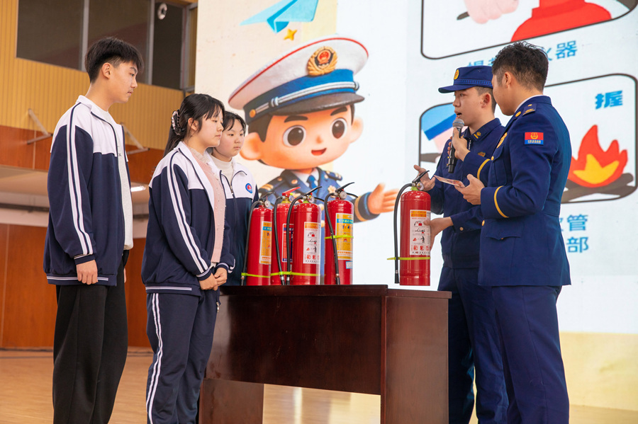 面對面講解滅火器的使用方法。衡陽消防供圖