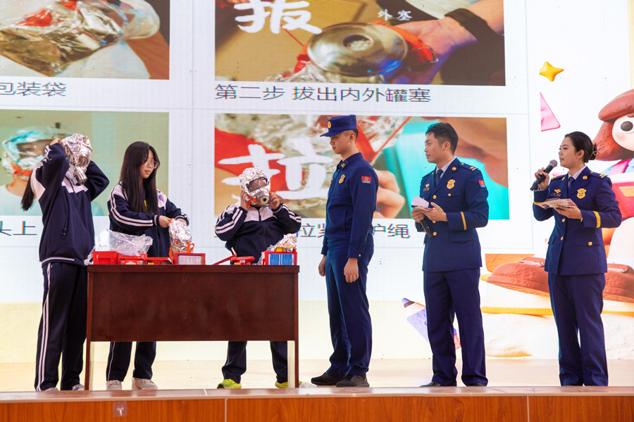 學生學習佩戴防火面罩。衡陽消防供圖