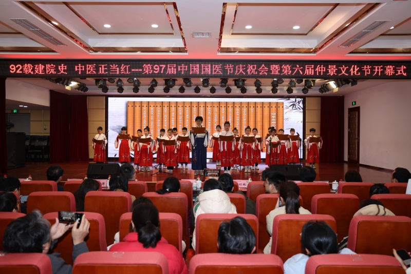 诵读《伤寒杂病论序》。袁利摄