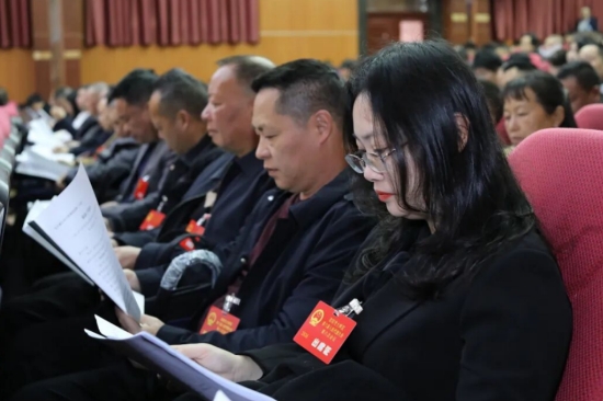 人大代表认真聆听报告。受访单位供图