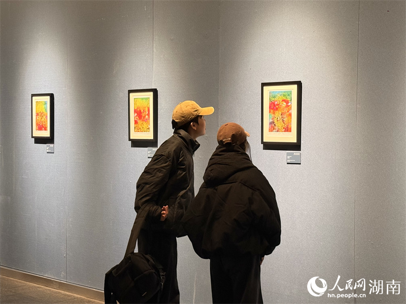觀眾駐足欣賞畫作。人民網記者 吳茜薇攝