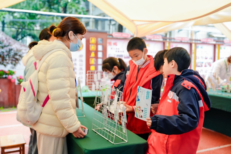 学生进行中药猜谜。受访单位供图