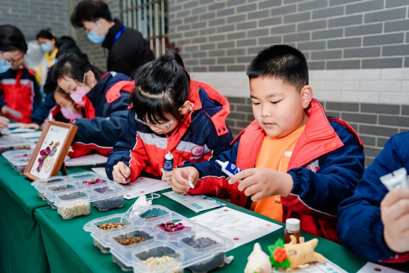 学生制作中药贴画。受访单位供图