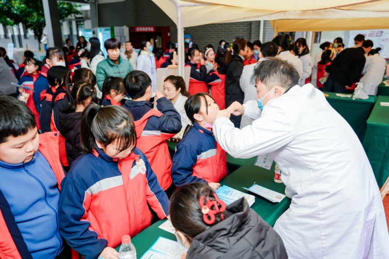 医护人员对学生进行护齿检查。受访单位供图