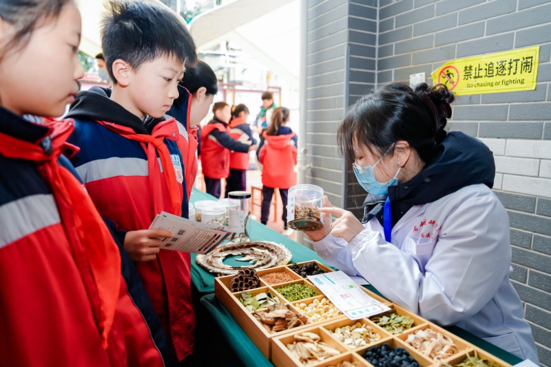 学生对道地药材进行辨识。受访单位供图