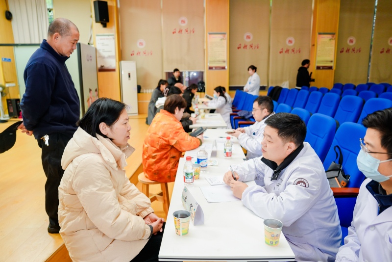 现场进行义诊。受访单位供图